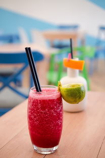 夏日社交飲品 從雞尾酒到果汁的美學(xué)與味蕾盛宴